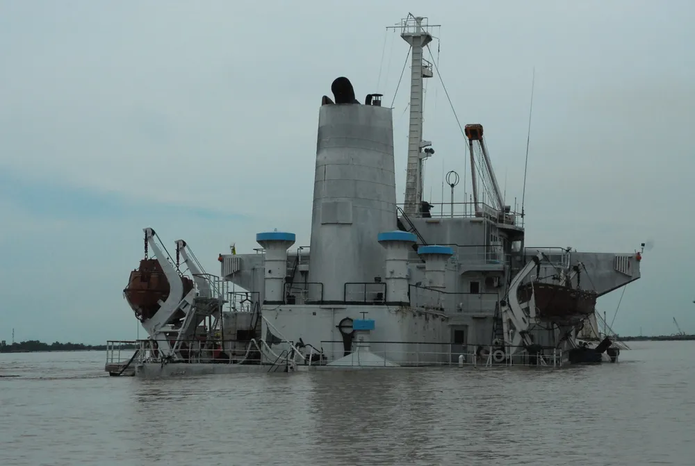 Cabin của tàu Lady Belinda nhô lên giữa dòng sông khi nước ròng